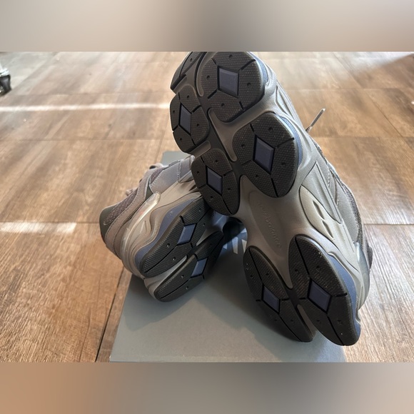 New Balance 9060 size:  women: 8.5  men 7 - Picture 8 of 10